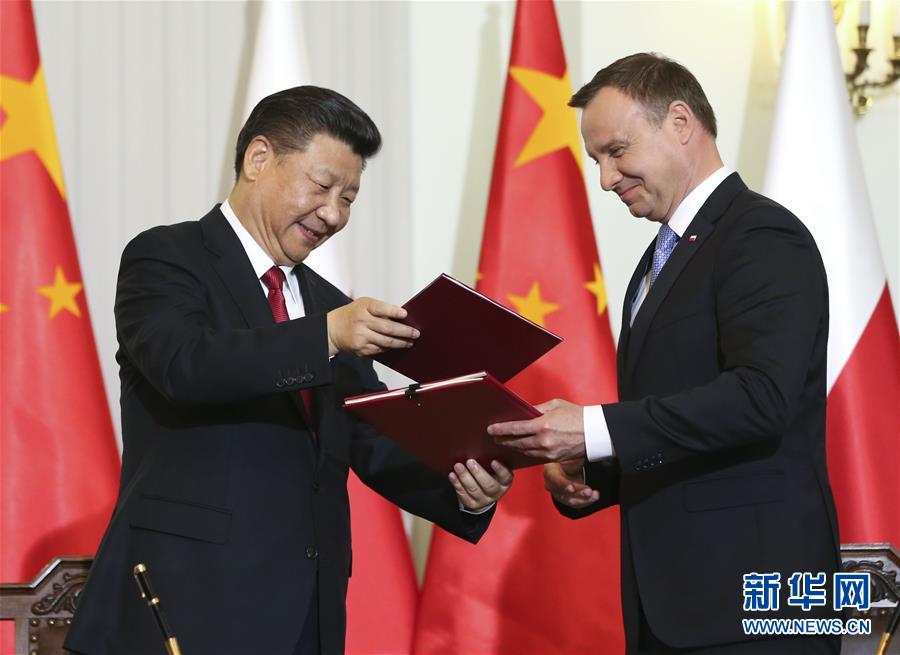 6月20日，國家主席習(xí)近平在華沙同波蘭總統(tǒng)杜達舉行會談。這是會談后，兩國元首共同簽署《中華人民共和國和波蘭共和國關(guān)于建立全面戰(zhàn)略伙伴關(guān)系的聯(lián)合聲明》。新華社記者蘭紅光攝