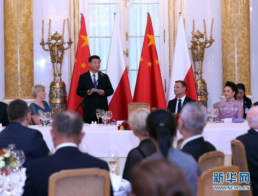 6月20日，國家主席習(xí)近平出席波蘭總統(tǒng)杜達(dá)在華沙王宮舉行的盛大歡迎晚宴。 新華社記者 劉衛(wèi)兵 攝