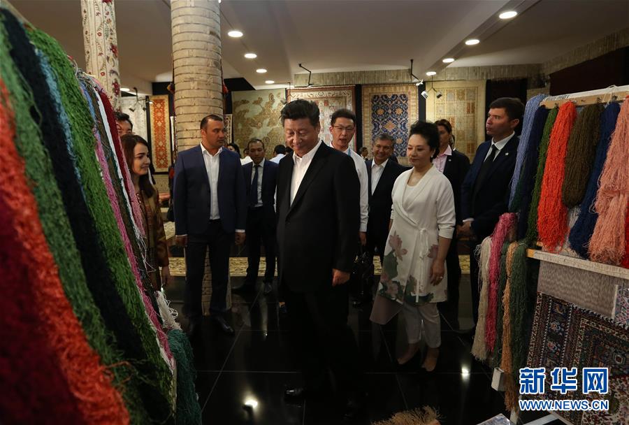 6月21日下午，正在對(duì)烏茲別克斯坦進(jìn)行國(guó)事訪問的國(guó)家主席習(xí)近平在烏茲別克斯坦總理米爾濟(jì)約耶夫陪同下，來到布哈拉古城參觀這座被稱為“絲綢之路活化石”的歷史文化名城。這是習(xí)近平和夫人彭麗媛參觀一家地毯和絲綢作坊。新華社記者蘭紅光攝