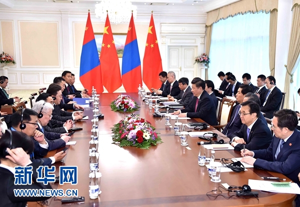 6月23日，國(guó)家主席習(xí)近平在塔什干會(huì)見蒙古國(guó)總統(tǒng)額勒貝格道爾吉。 新華社記者李濤攝