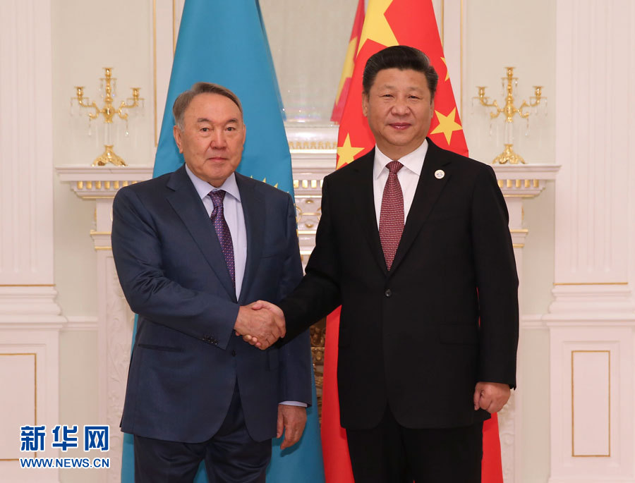  6月24日，國(guó)家主席習(xí)近平在塔什干會(huì)見(jiàn)哈薩克斯坦總統(tǒng)納扎爾巴耶夫。 新華社記者 蘭紅光 攝 