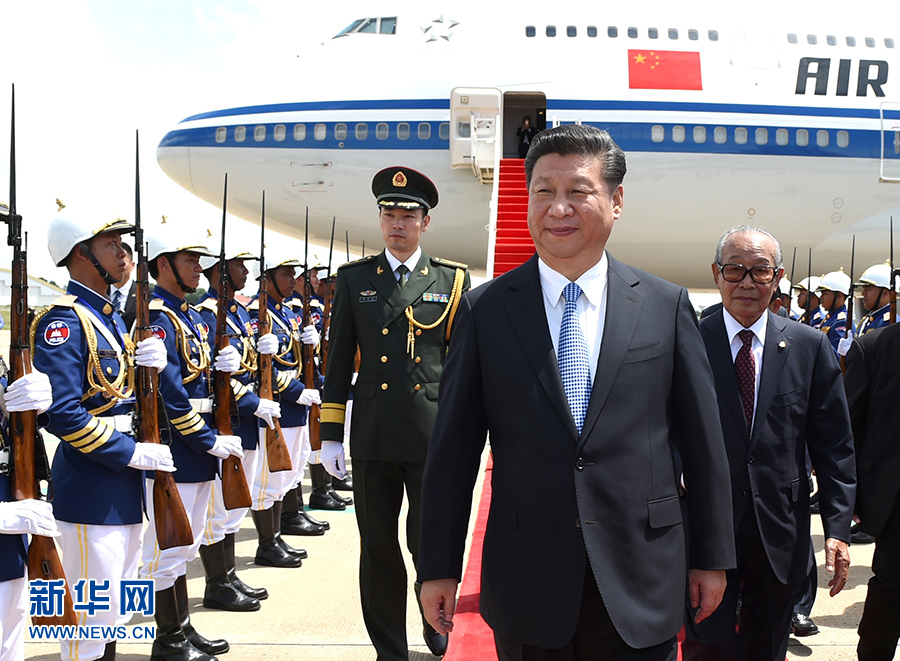 10月13日，國家主席習近平乘專機抵達金邊國際機場，開始對柬埔寨王國進行國事訪問。柬埔寨副首相兼王宮事務大臣貢桑奧親王和夏卡朋親王、阿倫公主等在舷梯旁熱情迎接習近平主席。新華社記者　謝環(huán)馳　攝