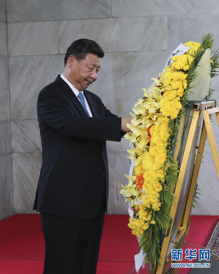 10月13日，國家主席習近平在金邊同柬埔寨首相洪森舉行會談。會談前，習近平向柬埔寨獨立紀念碑獻花圈。 新華社記者丁林攝 