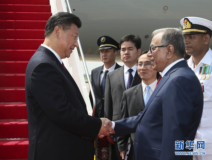 10月14日，國(guó)家主席習(xí)近平抵達(dá)達(dá)卡，開始對(duì)孟加拉人民共和國(guó)進(jìn)行國(guó)事訪問。這是孟加拉國(guó)總統(tǒng)哈米德在舷梯旁迎接習(xí)近平主席。 新華社記者蘭紅光 攝