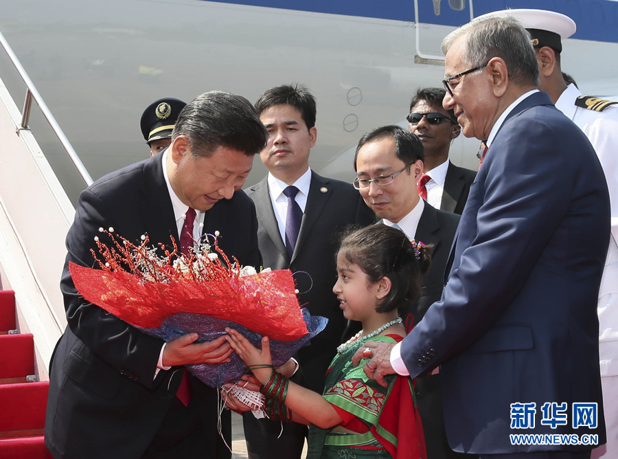 10月14日，國(guó)家主席習(xí)近平抵達(dá)達(dá)卡，開始對(duì)孟加拉人民共和國(guó)進(jìn)行國(guó)事訪問。這是習(xí)近平接受孟加拉國(guó)兒童獻(xiàn)花。 新華社記者 蘭紅光 攝