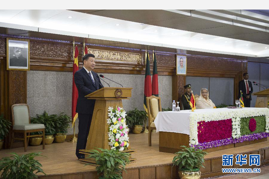 10月14日，國家主席習(xí)近平在達(dá)卡同孟加拉國總理哈西娜舉行會談。這是會談后，兩國領(lǐng)導(dǎo)人共同會見記者。 新華社記者謝環(huán)馳攝 