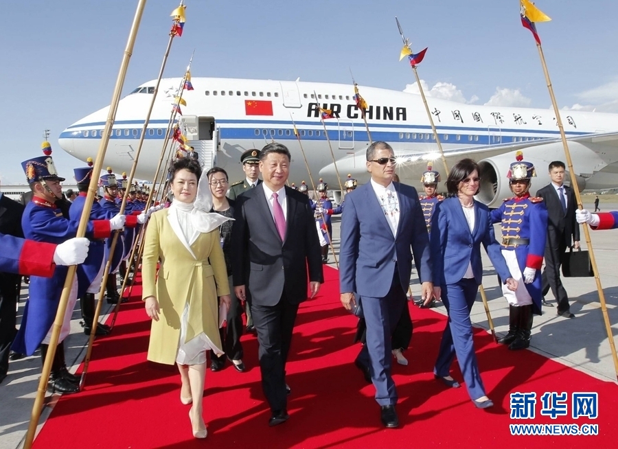 當?shù)貢r間11月17日，國家主席習近平乘專機抵達基多，開始對厄瓜多爾共和國進行國事訪問。厄瓜多爾總統(tǒng)科雷亞和夫人馬勒布等在機場熱情迎接習近平和夫人彭麗媛。新華社記者 鞠鵬 攝 