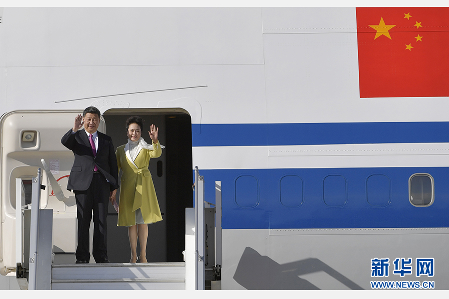 當?shù)貢r間11月17日，國家主席習近平乘專機抵達基多，開始對厄瓜多爾共和國進行國事訪問。這是習近平與夫人彭麗媛向歡迎人群揮手致意。新華社記者 王曄 攝 