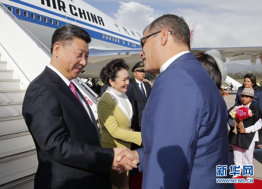 當?shù)貢r間11月17日，國家主席習近平乘專機抵達基多，開始對厄瓜多爾共和國進行國事訪問。厄瓜多爾總統(tǒng)科雷亞和夫人馬勒布等在舷梯旁熱情迎接習近平和夫人彭麗媛。新華社記者 鞠鵬 攝