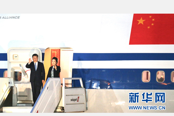 當(dāng)?shù)貢r間11月18日，國家主席習(xí)近平抵達(dá)利馬，出席亞太經(jīng)合組織第二十四次領(lǐng)導(dǎo)人非正式會議并對秘魯共和國進(jìn)行國事訪問。習(xí)近平和夫人彭麗媛受到秘魯副總統(tǒng)阿勞斯等熱情迎接。新華社記者 丁林 攝