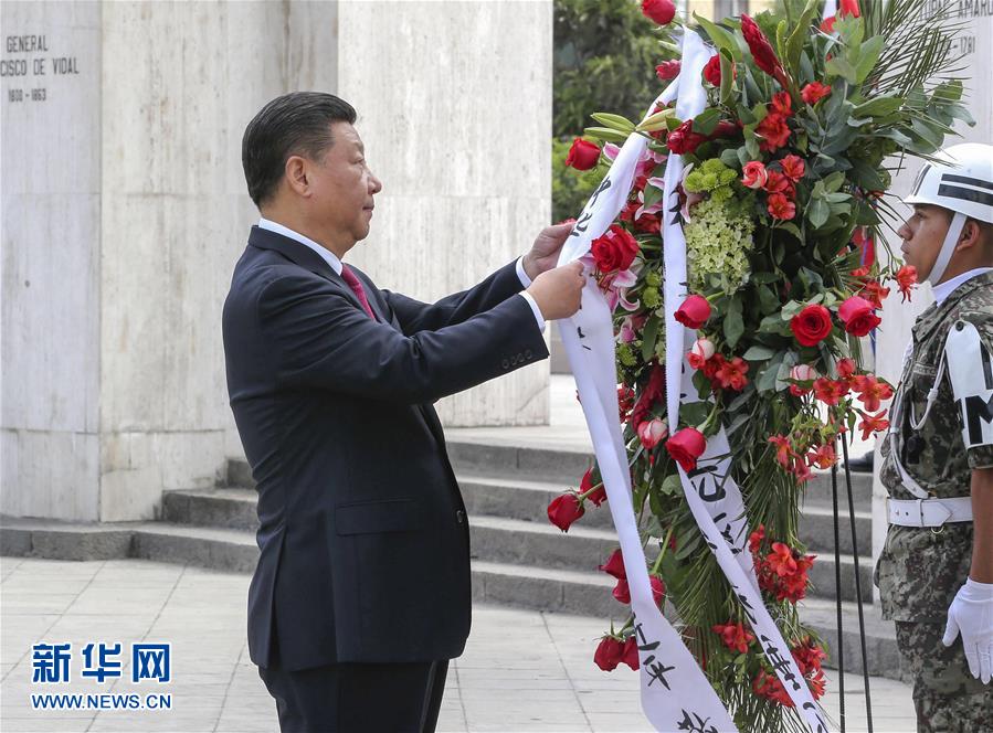 11月21日，國家主席習(xí)近平在利馬同秘魯總統(tǒng)庫琴斯基舉行會談。會談前，在庫琴斯基夫婦陪同下，習(xí)近平和彭麗媛向秘魯獨立先驅(qū)紀(jì)念碑敬獻(xiàn)花圈。新華社記者 丁林 攝