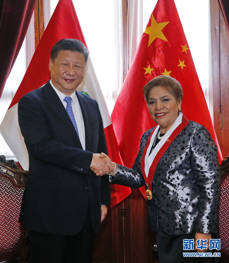 11月21日，國(guó)家主席習(xí)近平在利馬會(huì)見(jiàn)秘魯國(guó)會(huì)主席薩爾加多。新華社記者 鞠鵬 攝