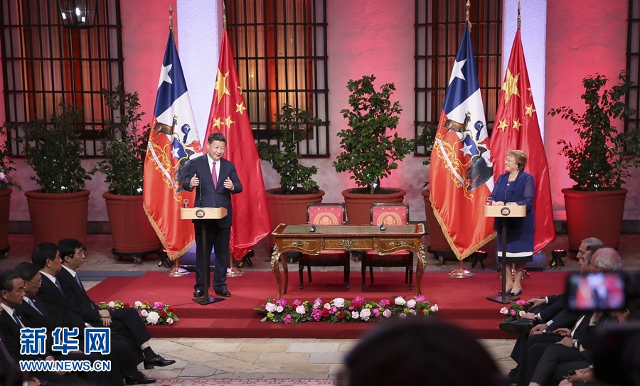 11月22日，國(guó)家主席習(xí)近平在圣地亞哥同智利總統(tǒng)巴切萊特舉行會(huì)談。這是會(huì)談后，兩國(guó)元首共同會(huì)見記者。 新華社記者 蘭紅光 攝
