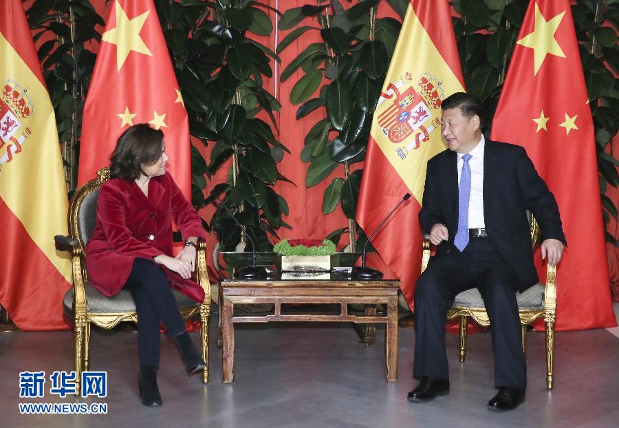 11月24日，國家主席習(xí)近平在西班牙大加那利島會(huì)見西班牙副首相薩恩斯。 新華社記者 蘭紅光 攝