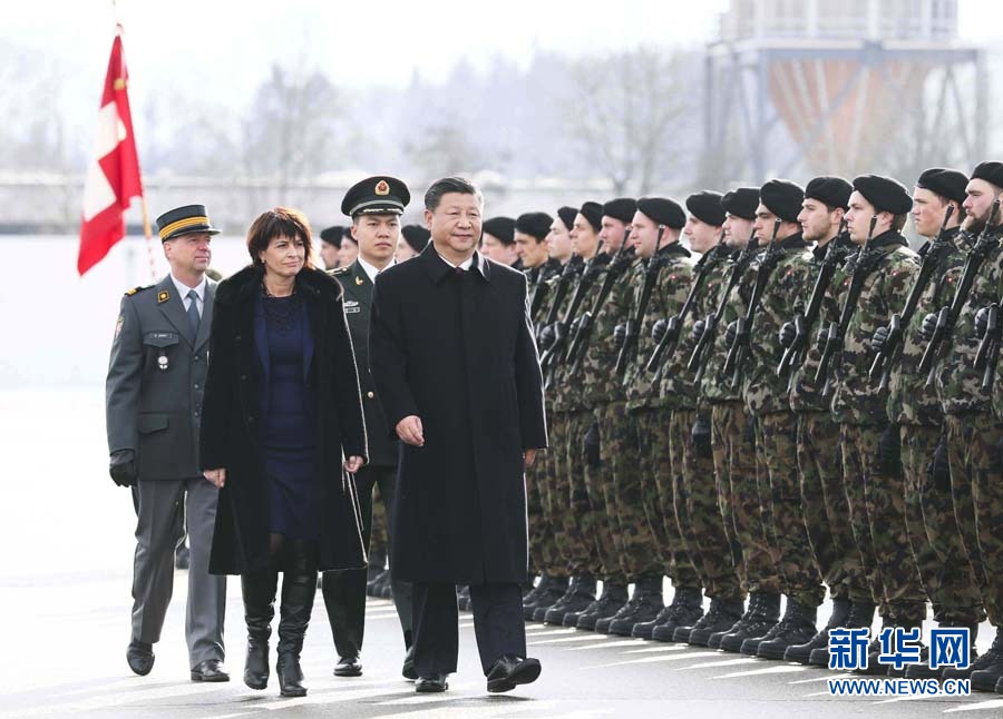 1月15日，國家主席習(xí)近平乘專機(jī)抵達(dá)蘇黎世，開始對瑞士聯(lián)邦進(jìn)行國事訪問。 這是習(xí)近平在瑞士聯(lián)邦主席洛伊特哈德陪同下檢閱儀仗隊。新華社記者 蘭紅光 攝
