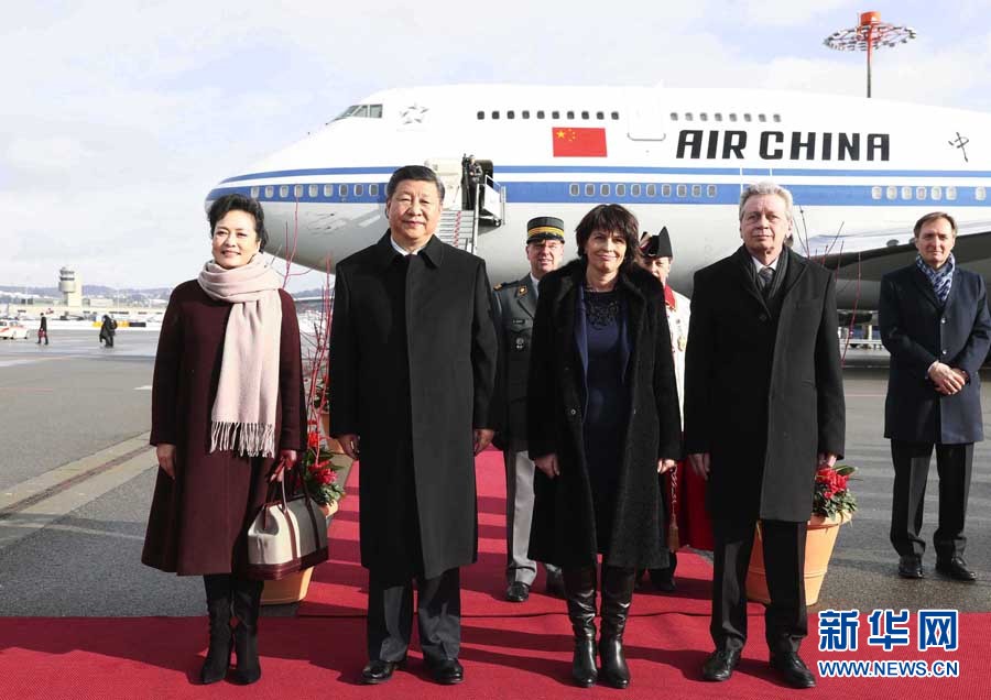 1月15日，國家主席習(xí)近平乘專機(jī)抵達(dá)蘇黎世，開始對瑞士聯(lián)邦進(jìn)行國事訪問。這是瑞士聯(lián)邦主席洛伊特哈德在機(jī)場為習(xí)近平和夫人彭麗媛舉行隆重歡迎儀式。 新華社記者 蘭紅光 攝