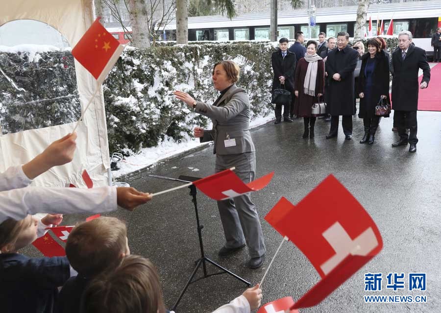 這是習(xí)近平和夫人彭麗媛在伯爾尼克爾薩茨火車(chē)站觀看瑞士童聲合唱團(tuán)表演。 新華社記者 蘭紅光 攝