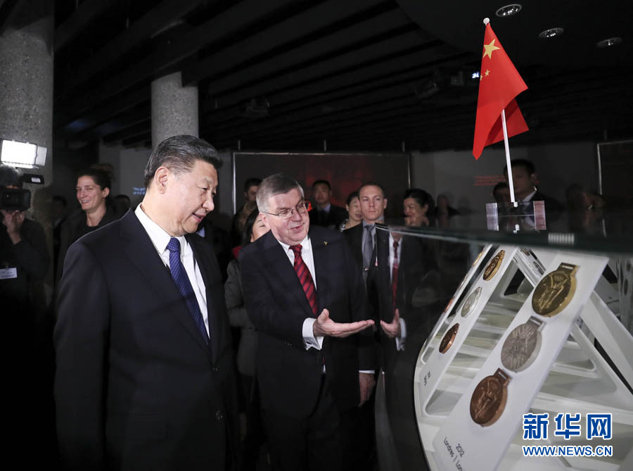 1月18日，國家主席習(xí)近平在瑞士洛桑國際奧林匹克博物館會(huì)見國際奧林匹克委員會(huì)主席巴赫。這是會(huì)見后，習(xí)近平在巴赫陪同下參觀往屆奧運(yùn)會(huì)獎(jiǎng)牌展。新華社記者 蘭紅光 攝