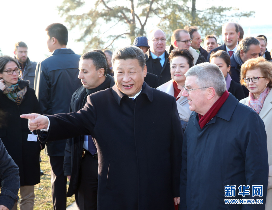 1月18日，國家主席習(xí)近平在瑞士洛桑國際奧林匹克博物館會(huì)見國際奧林匹克委員會(huì)主席巴赫。這是會(huì)見后，習(xí)近平和夫人彭麗媛在巴赫主席夫婦陪同下，參觀國際奧林匹克博物館。新華社記者 姚大偉 攝