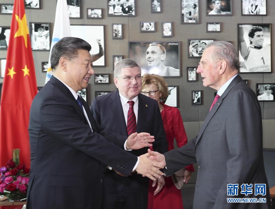 1月18日，國家主席習(xí)近平在瑞士洛桑國際奧林匹克博物館會(huì)見國際奧林匹克委員會(huì)主席巴赫。這是會(huì)見后，習(xí)近平與國際奧委會(huì)名譽(yù)主席羅格交談。新華社記者 蘭紅光 攝