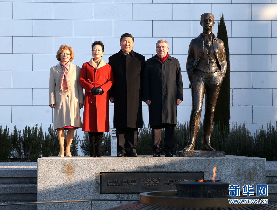 1月18日，國家主席習(xí)近平在瑞士洛桑國際奧林匹克博物館會(huì)見國際奧林匹克委員會(huì)主席巴赫。這是習(xí)近平和夫人彭麗媛與巴赫夫婦在現(xiàn)代奧林匹克運(yùn)動(dòng)發(fā)起人顧拜旦雕像前合影。新華社記者 姚大偉 攝