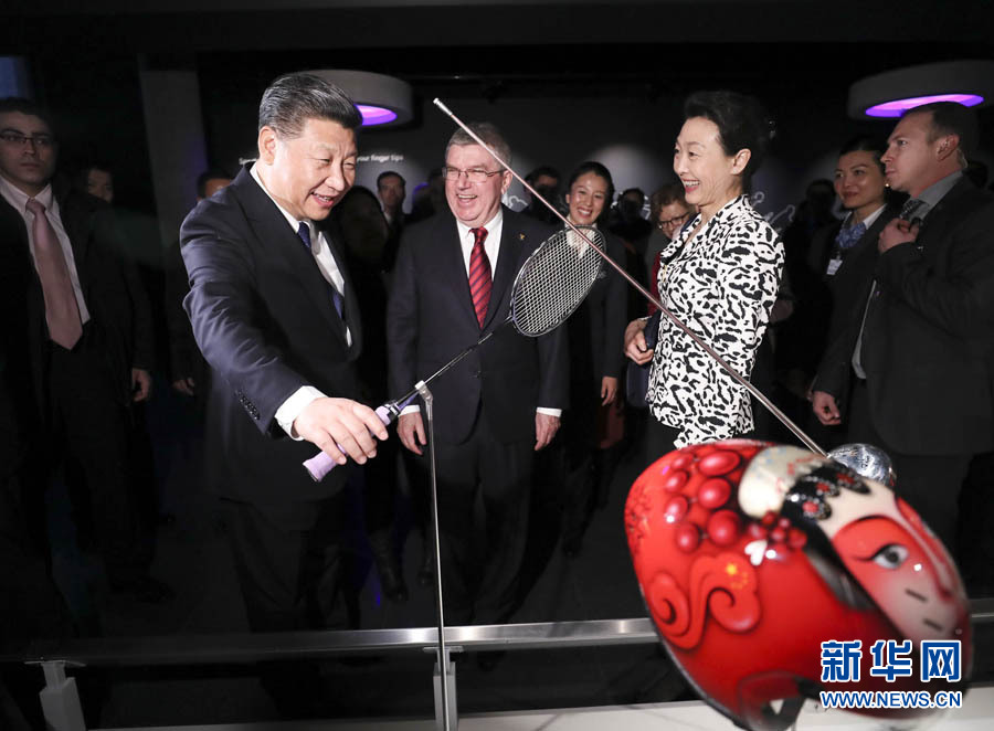 1月18日，國家主席習(xí)近平在瑞士洛桑國際奧林匹克博物館會(huì)見國際奧林匹克委員會(huì)主席巴赫。這是習(xí)近平在巴赫陪同下，參觀羽毛球世界冠軍李玲蔚用過的球拍。新華社記者 蘭紅光 攝