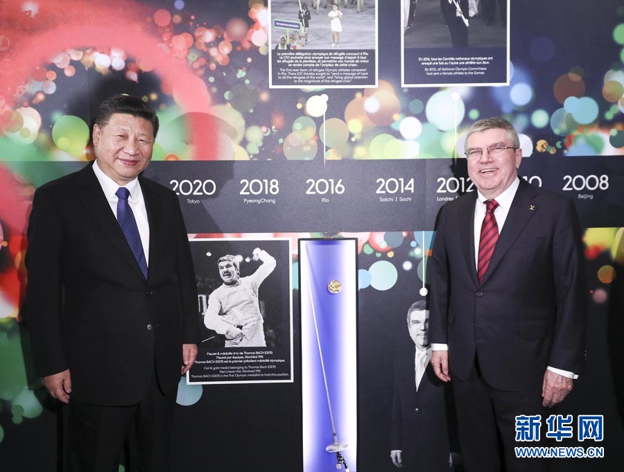 1月18日，國家主席習(xí)近平在瑞士洛桑國際奧林匹克博物館會(huì)見國際奧林匹克委員會(huì)主席巴赫。這是習(xí)近平與巴赫在巴赫作為擊劍運(yùn)動(dòng)員參加奧運(yùn)會(huì)的照片前合影。新華社記者 蘭紅光 攝