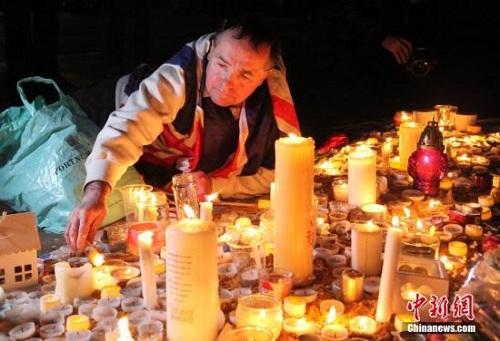 3月23日晚，倫敦民眾在市中心的特拉法加廣場舉行燭光集會，悼念此前一天發(fā)生在英國議會大廈附近的恐怖襲擊事件遇難者。 <a target='_blank' ><p  align=