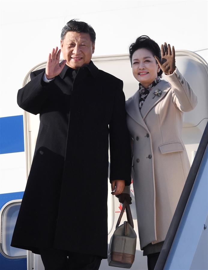 4月4日，國(guó)家主席習(xí)近平乘專機(jī)抵達(dá)赫爾辛基，開始對(duì)芬蘭共和國(guó)進(jìn)行國(guó)事訪問。這是習(xí)近平和夫人彭麗媛步出艙門。 新華社記者 饒愛民 攝 