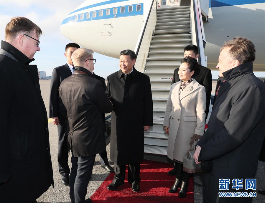 4月4日，國(guó)家主席習(xí)近平乘專機(jī)抵達(dá)赫爾辛基，開始對(duì)芬蘭共和國(guó)進(jìn)行國(guó)事訪問。這是芬蘭政府代表、農(nóng)業(yè)與環(huán)境部長(zhǎng)蒂利凱寧等在舷梯旁熱情迎接習(xí)近平和夫人彭麗媛。新華社記者 蘭紅光 攝 