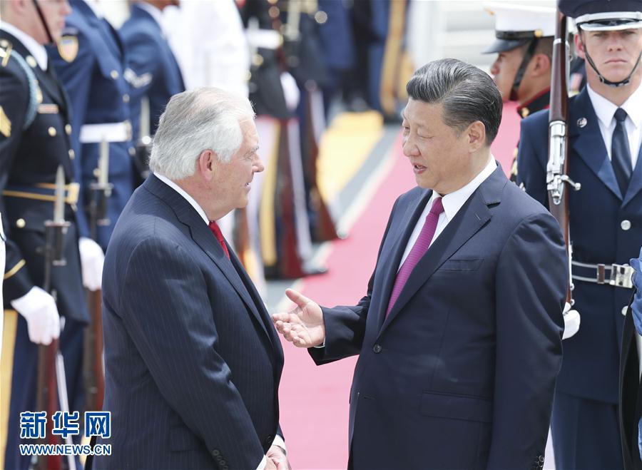 4月6日，國(guó)家主席習(xí)近平乘專機(jī)抵達(dá)美國(guó)佛羅里達(dá)州，將在海湖莊園同美國(guó)總統(tǒng)特朗普舉行中美元首會(huì)晤。習(xí)近平和夫人彭麗媛受到美國(guó)國(guó)務(wù)卿蒂勒森夫婦等熱情迎接。新華社記者 丁林 攝 