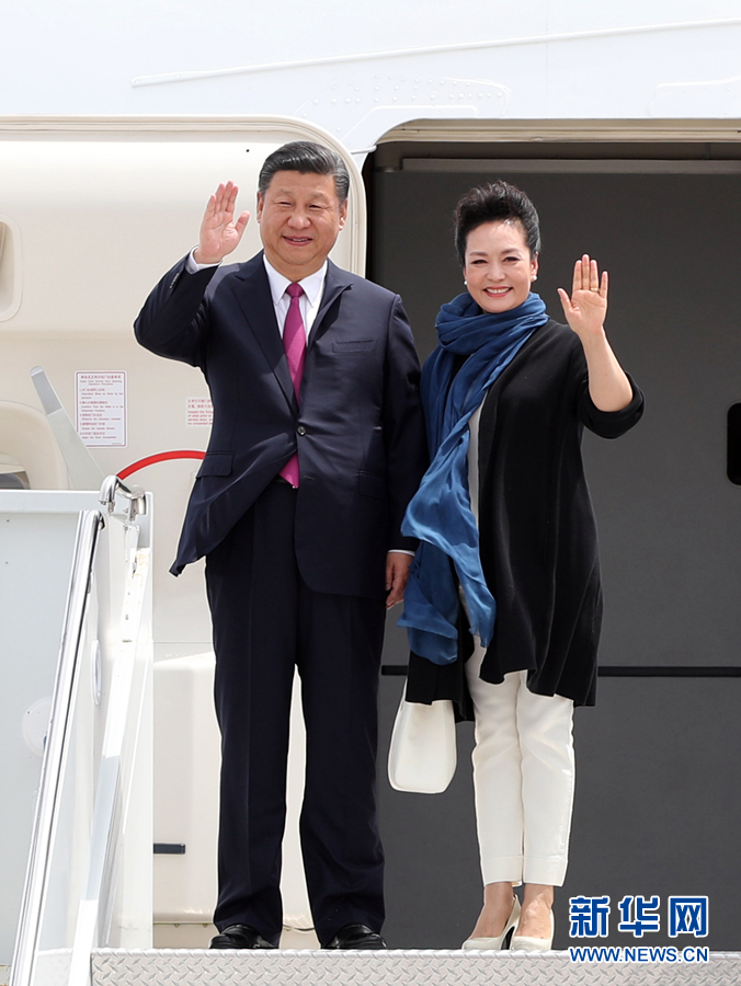 4月6日，國(guó)家主席習(xí)近平乘專機(jī)抵達(dá)美國(guó)佛羅里達(dá)州，將在海湖莊園同美國(guó)總統(tǒng)特朗普舉行中美元首會(huì)晤。這是習(xí)近平和夫人彭麗媛步出機(jī)艙。新華社記者 劉衛(wèi)兵 攝 