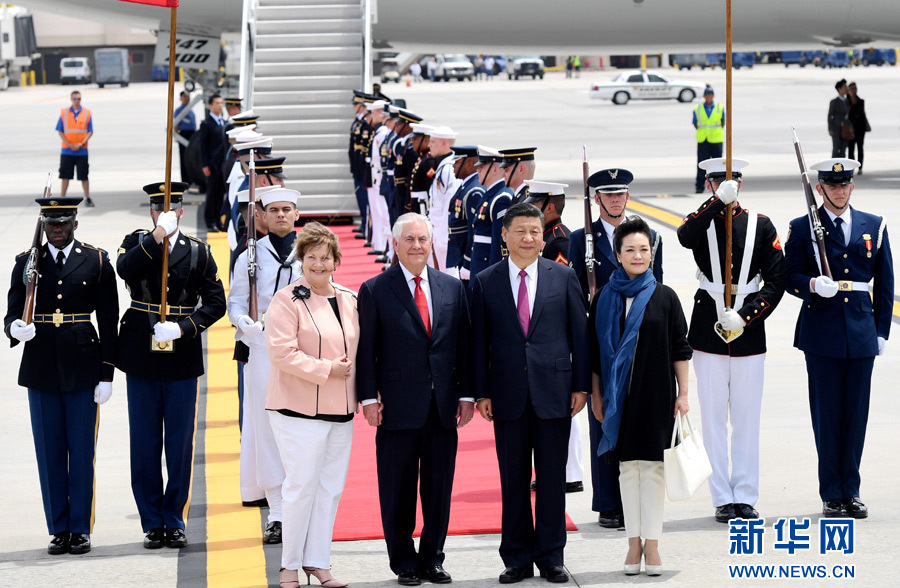 4月6日，國(guó)家主席習(xí)近平乘專機(jī)抵達(dá)美國(guó)佛羅里達(dá)州，將在海湖莊園同美國(guó)總統(tǒng)特朗普舉行中美元首會(huì)晤。習(xí)近平和夫人彭麗媛受到美國(guó)國(guó)務(wù)卿蒂勒森夫婦等熱情迎接。新華社記者 吳曉凌 攝