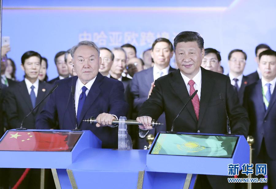 6月8日，正在哈薩克斯坦訪問的國家主席習近平在哈薩克斯坦總統(tǒng)納扎爾巴耶夫陪同下，參觀阿斯塔納專項世博會中國國家館，并共同出席中哈亞歐跨境運輸視頻連線儀式。這是在中國國家館舉行的中哈亞歐跨境運輸視頻連線儀式上，兩國元首共同推動操控桿，視頻顯示中哈連云港物流合作基地和“霍爾果斯－東大門”經(jīng)濟特區(qū)無水港兩個分會場四列火車鳴笛開行。新華社記者 丁林 攝