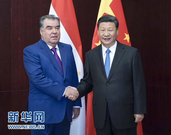6月9日，國家主席習(xí)近平在阿斯塔納會(huì)見塔吉克斯坦總統(tǒng)拉赫蒙。新華社記者 李濤 攝