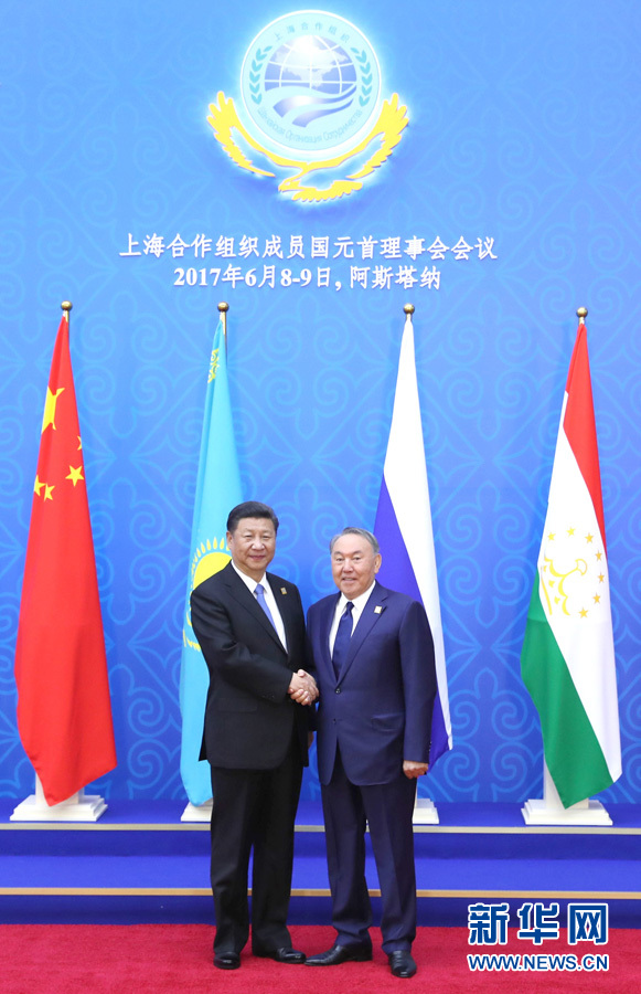 6月9日，國(guó)家主席習(xí)近平在哈薩克斯坦首都阿斯塔納出席上海合作組織成員國(guó)元首理事會(huì)第十七次會(huì)議并發(fā)表重要講話。這是習(xí)近平出席會(huì)議時(shí)，受到哈薩克斯坦總統(tǒng)納扎爾巴耶夫的熱情迎接。新華社記者 馬占成 攝