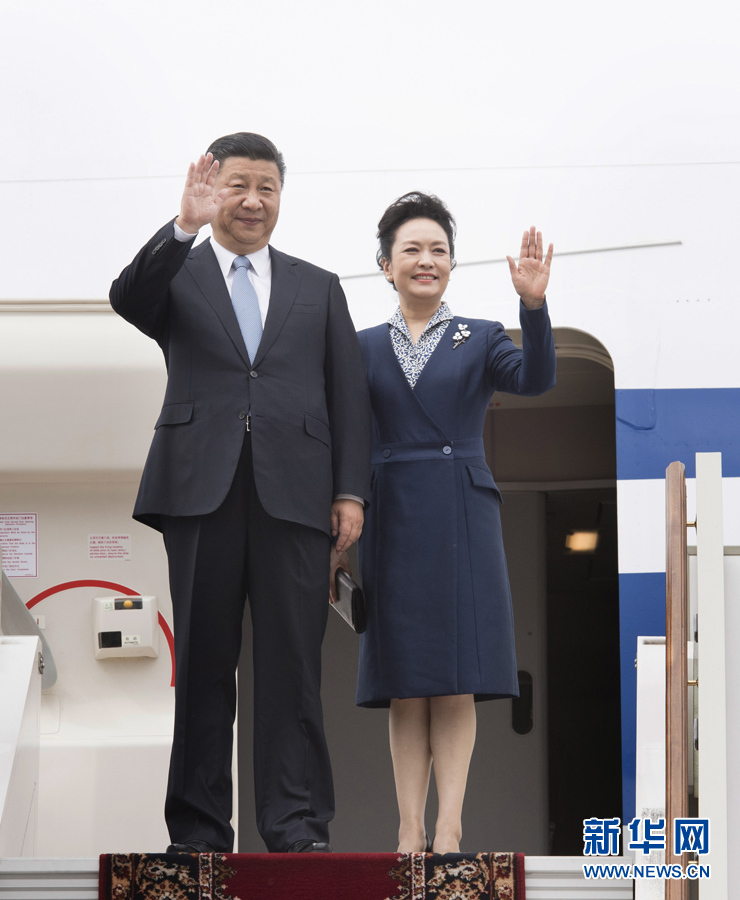 7月3日，國家主席習近平乘專機抵達莫斯科，開始對俄羅斯聯(lián)邦進行國事訪問。這是習近平和夫人彭麗媛步出艙門。 新華社記者 李學仁 攝