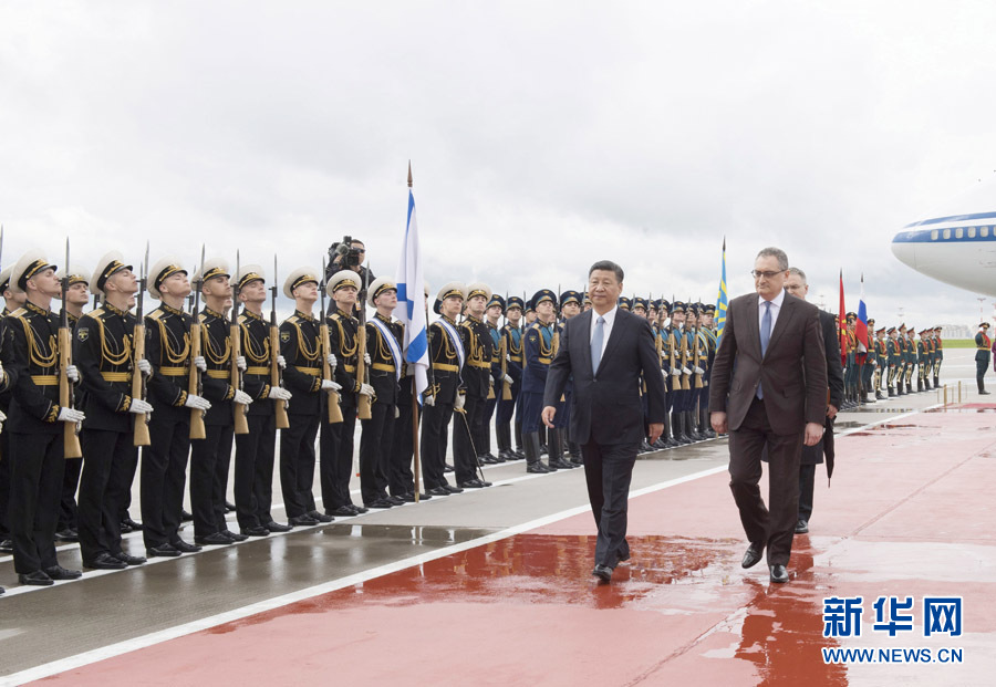 7月3日，國家主席習近平乘專機抵達莫斯科，開始對俄羅斯聯(lián)邦進行國事訪問。這是習近平出席機場歡迎儀式。 新華社記者 李學仁 攝
