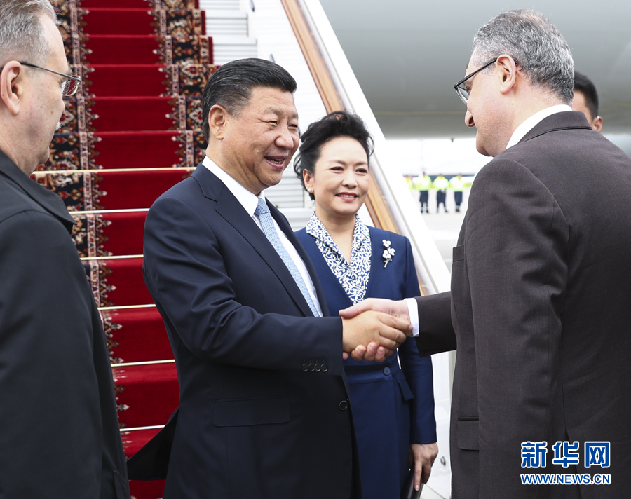 7月3日，國家主席習近平乘專機抵達莫斯科，開始對俄羅斯聯(lián)邦進行國事訪問。這是習近平和夫人彭麗媛受到俄羅斯政府高級官員熱情迎接。新華社記者 謝環(huán)馳 攝 