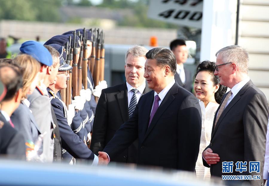 7月4日，國家主席習(xí)近平乘專機抵達柏林，開始對德意志聯(lián)邦共和國進行國事訪問。德國政府高級官員在舷梯旁迎接習(xí)近平和夫人彭麗媛。新華社記者 姚大偉 攝