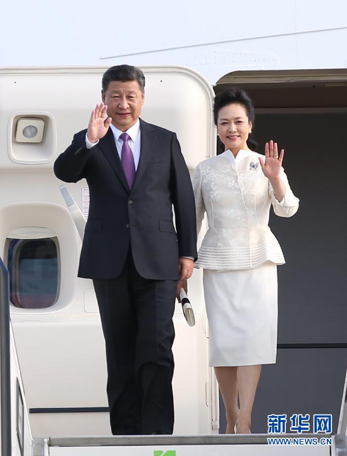 7月4日，國家主席習(xí)近平乘專機抵達柏林，開始對德意志聯(lián)邦共和國進行國事訪問。這是習(xí)近平和夫人彭麗媛步出艙門。 新華社記者 姚大偉 攝