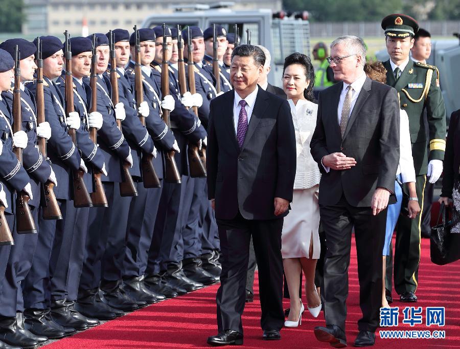 7月4日，國家主席習(xí)近平乘專機抵達柏林，開始對德意志聯(lián)邦共和國進行國事訪問。德國政府高級官員在舷梯旁迎接習(xí)近平和夫人彭麗媛。新華社記者 王曄 攝