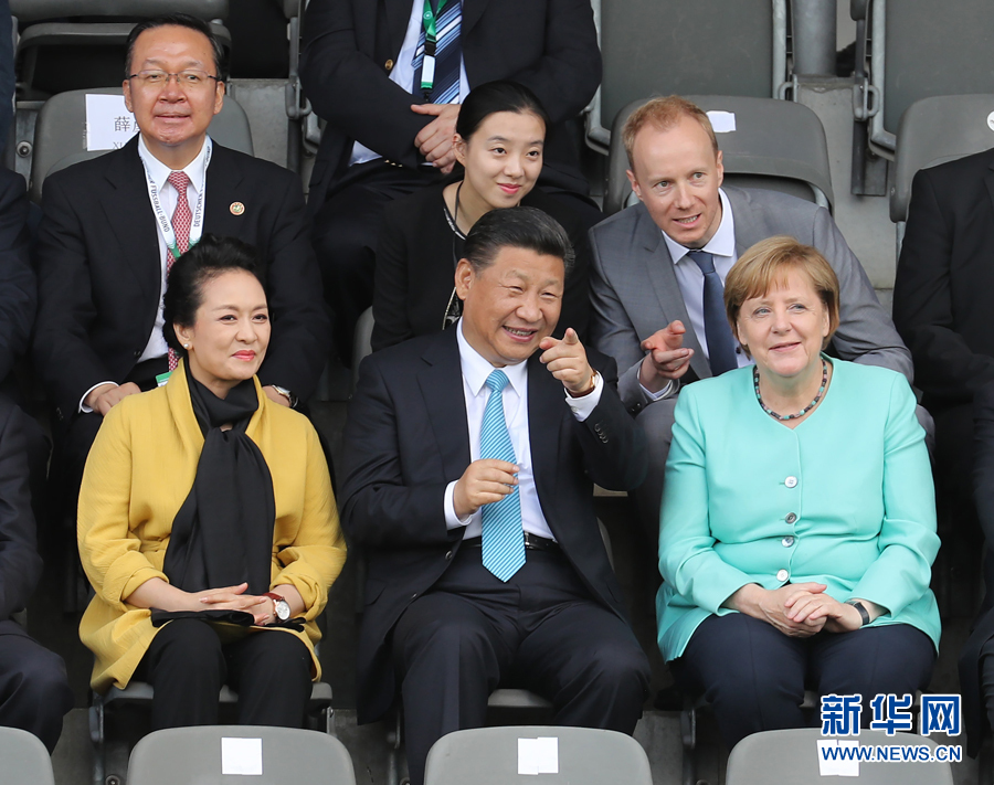 7月5日，國家主席習(xí)近平在柏林同德國總理默克爾共同觀看中德青少年足球友誼賽。這是習(xí)近平和夫人彭麗媛同默克爾在看臺上。 新華社記者 王曄攝