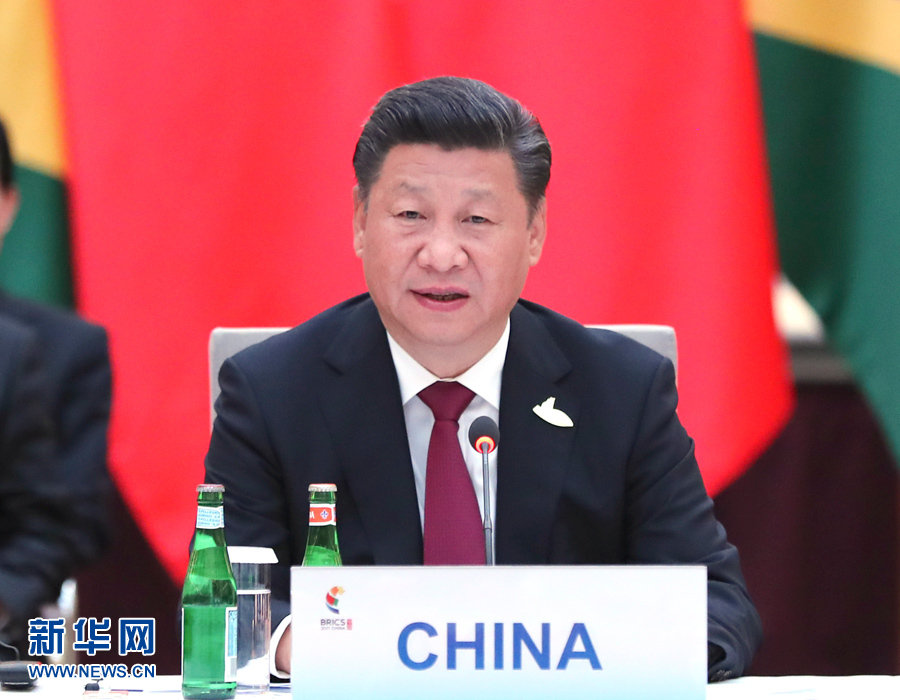 7月7日，國家主席習(xí)近平在德國漢堡主持金磚國家領(lǐng)導(dǎo)人非正式會(huì)晤，發(fā)表引導(dǎo)性講話和總結(jié)講話。 新華社記者 馬占成 攝