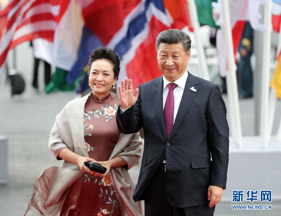 7月7日，二十國集團領(lǐng)導(dǎo)人第十二次峰會在德國漢堡舉行。國家主席習近平出席并發(fā)表題為《堅持開放包容　推動聯(lián)動增長》的重要講話。這是習近平和夫人彭麗媛出席漢堡峰會舉行的音樂會。新華社記者 劉衛(wèi)兵 攝 