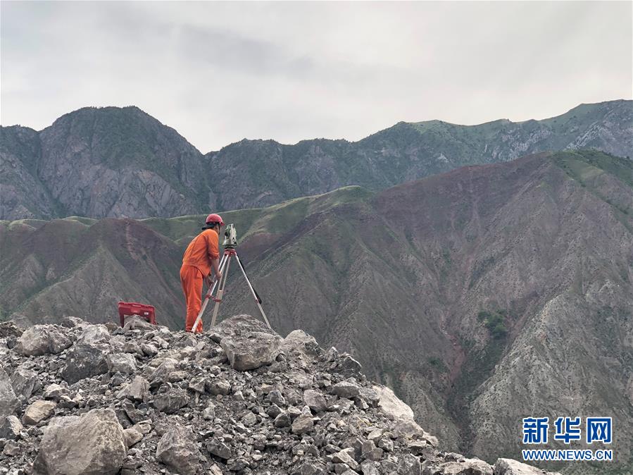 (習(xí)近平出訪配合稿·圖文互動(dòng))(7)通訊:雪山腳下有條“中國路”