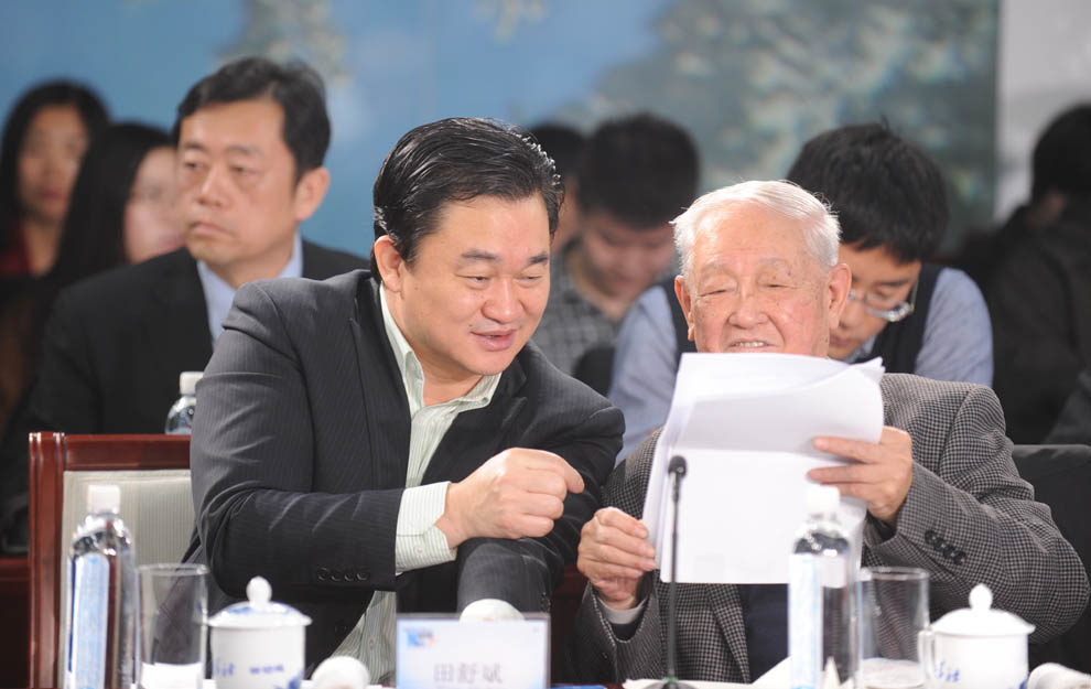 新華網(wǎng)董事長、總裁田舒斌與軍事科學院原副院長糜振玉在現(xiàn)場交流