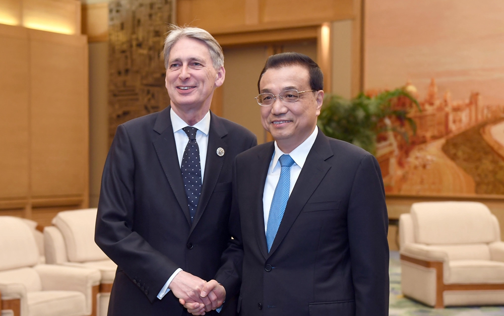 李克強(qiáng)會(huì)見英國(guó)首相特使、財(cái)政大臣哈蒙德